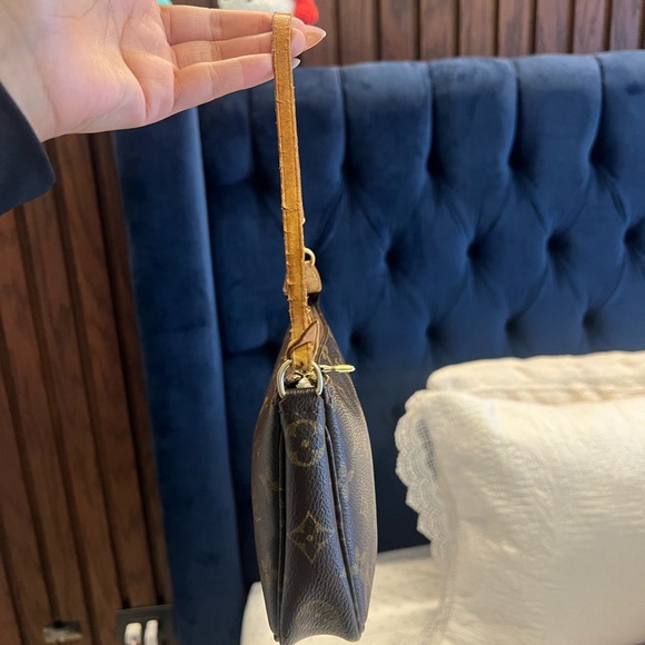 Authentic Louis Vuitton Accessories Pochette - Picture 2 of 7